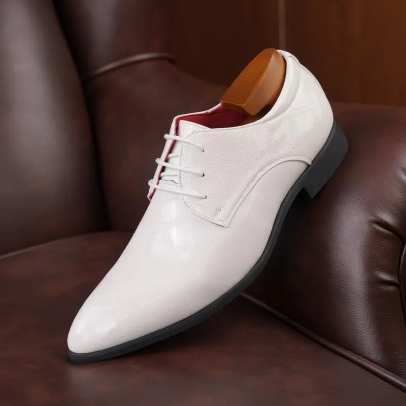 Refined Men's Wingtip Oxford Business Footwear - Waxed Leather Upper with Flex Groove Outsole for Conference Travel & Galas