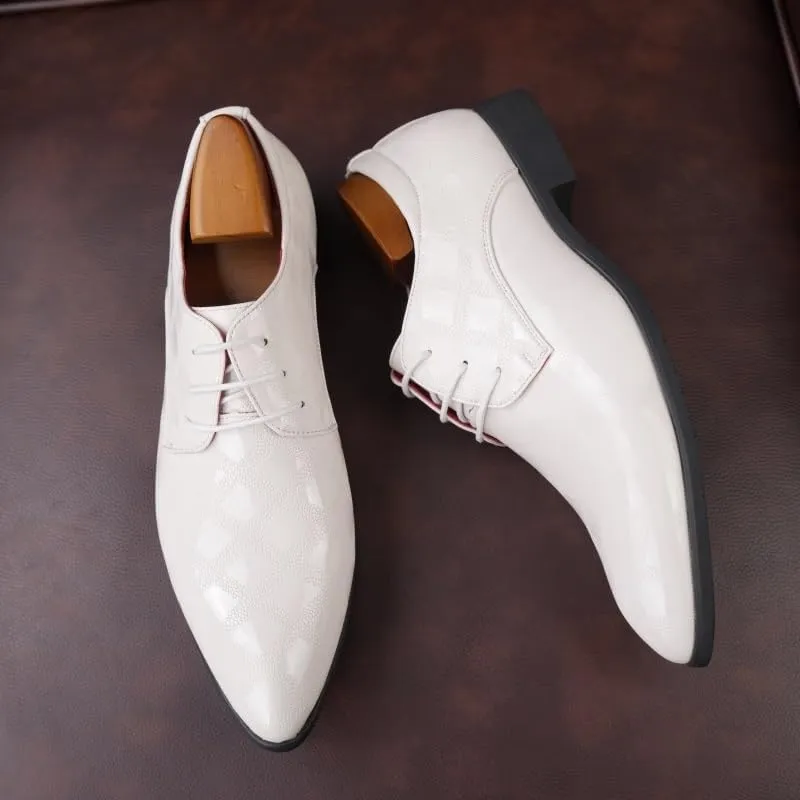 Refined Men's Wingtip Oxford Business Footwear - Waxed Leather Upper with Flex Groove Outsole for Conference Travel & Galas
